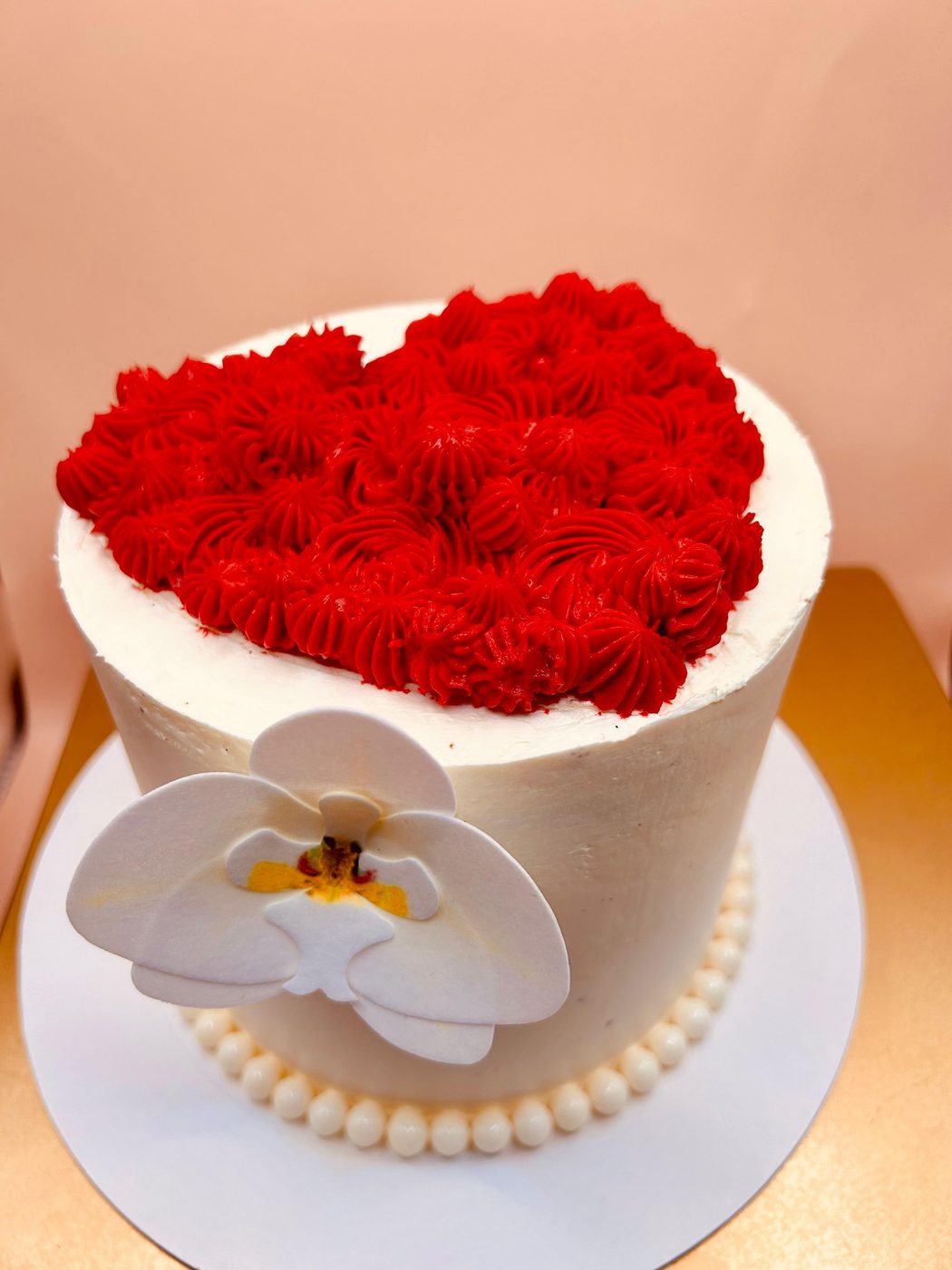 Gâteau rosaces rouges et orchidée