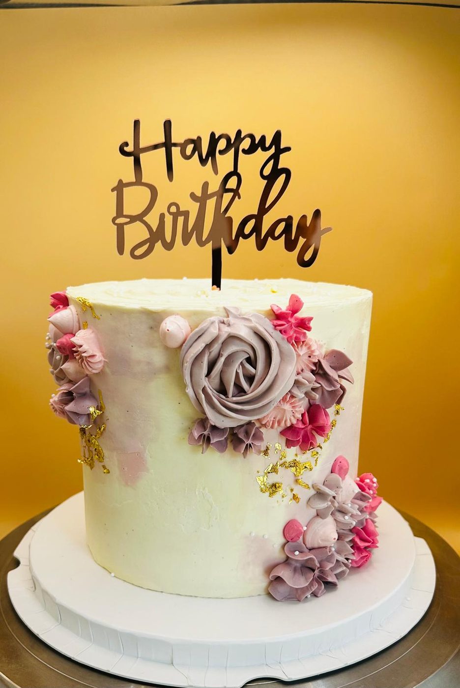 Gâteau floral avec feuille d'or