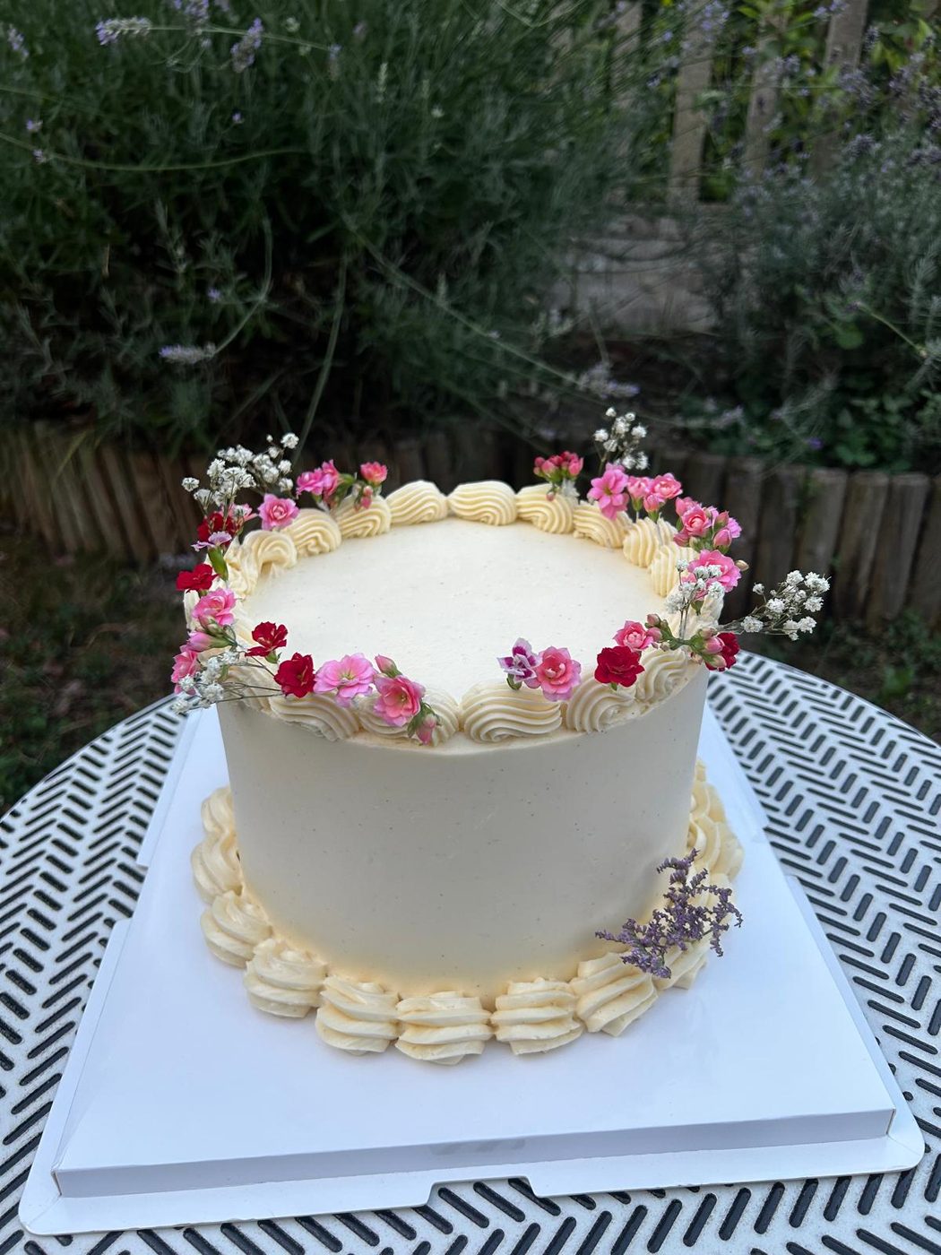 Gâteau Éclat Gourmand — fleurs fraîches et buttercream